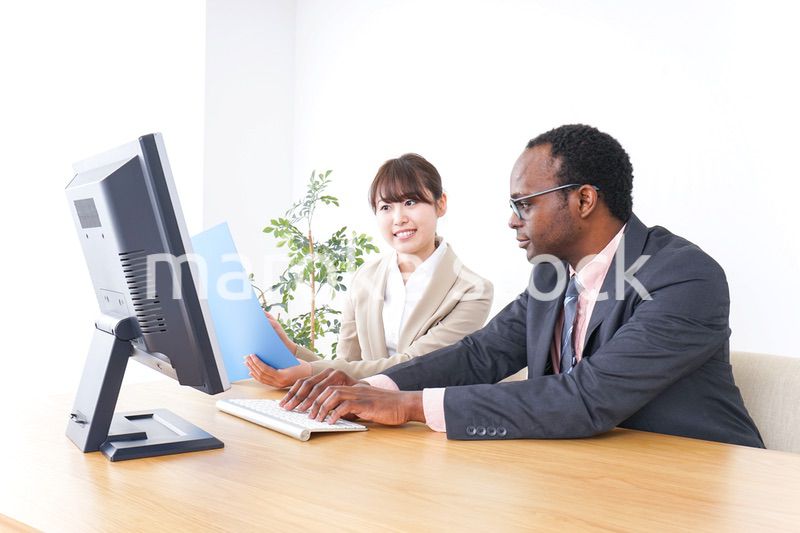 オフィスで働くグローバルなビジネスパーソン