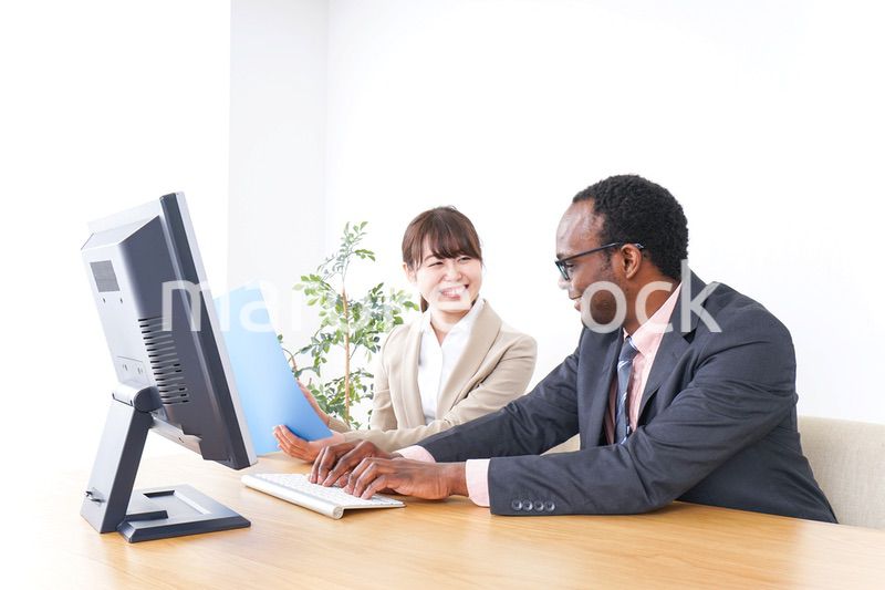 オフィスで働くグローバルなビジネスパーソン