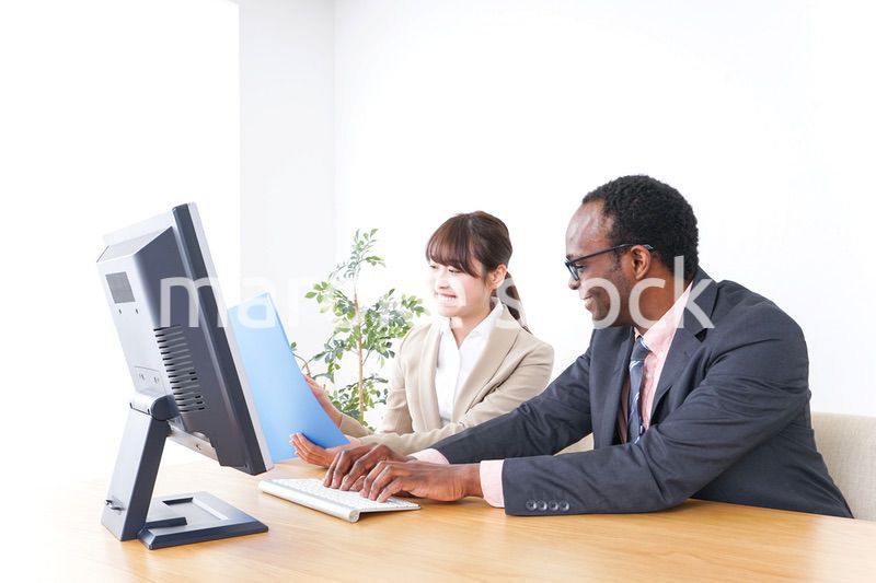 オフィスで働くグローバルなビジネスパーソン