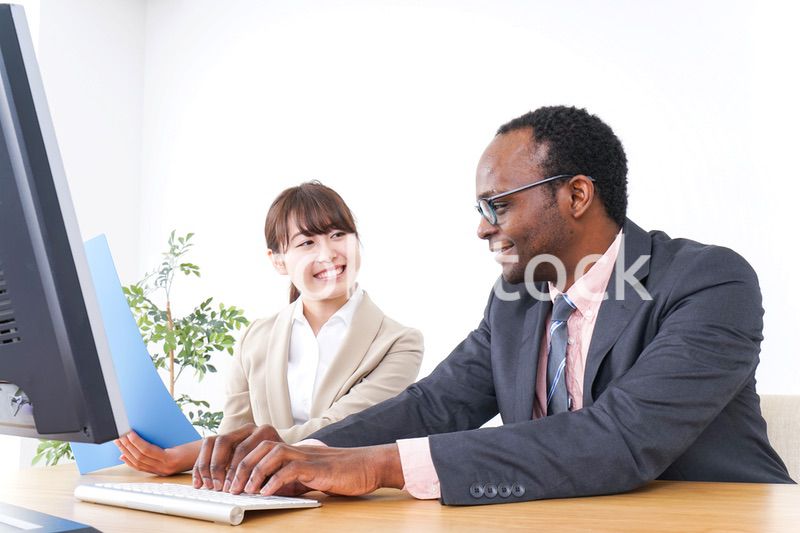 オフィスで働くグローバルなビジネスパーソン