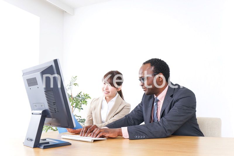 オフィスで働くグローバルなビジネスパーソン