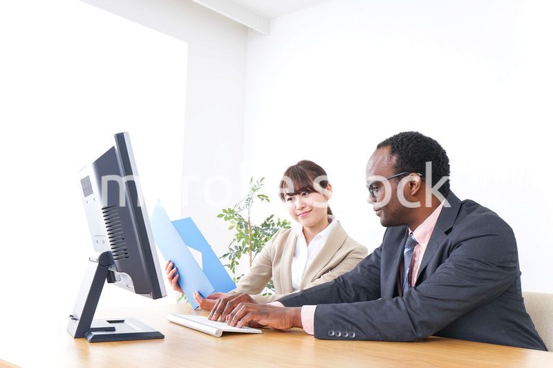 オフィスで働くグローバルなビジネスパーソン