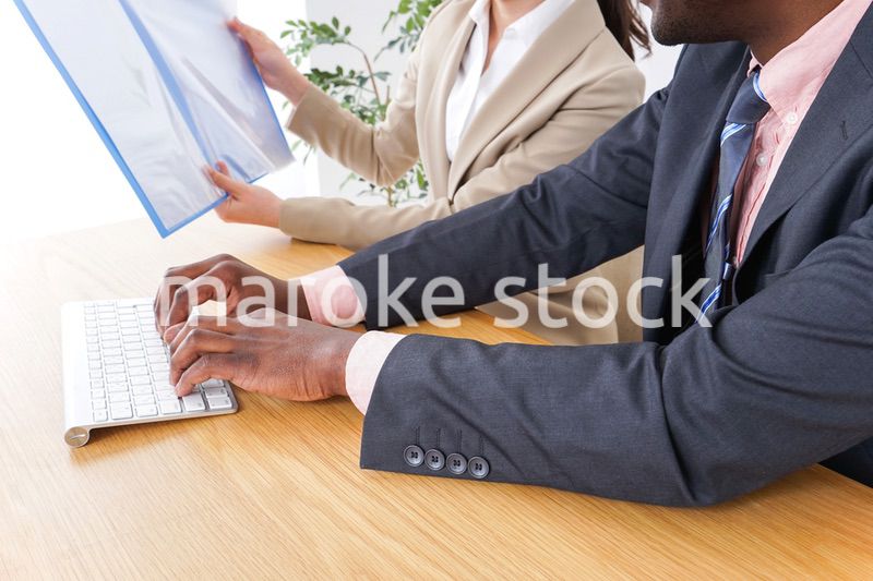 オフィスで働くグローバルなビジネスパーソン