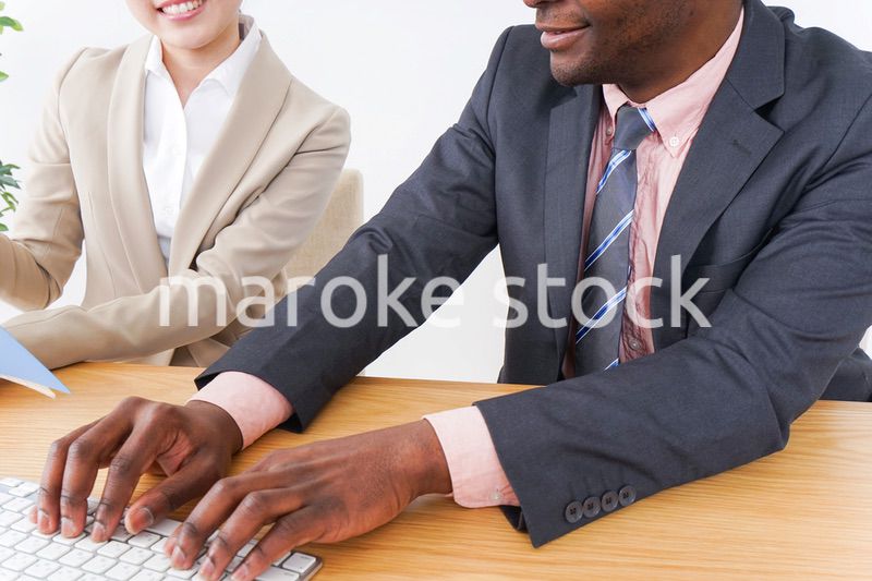 オフィスで働くビジネスパーソン