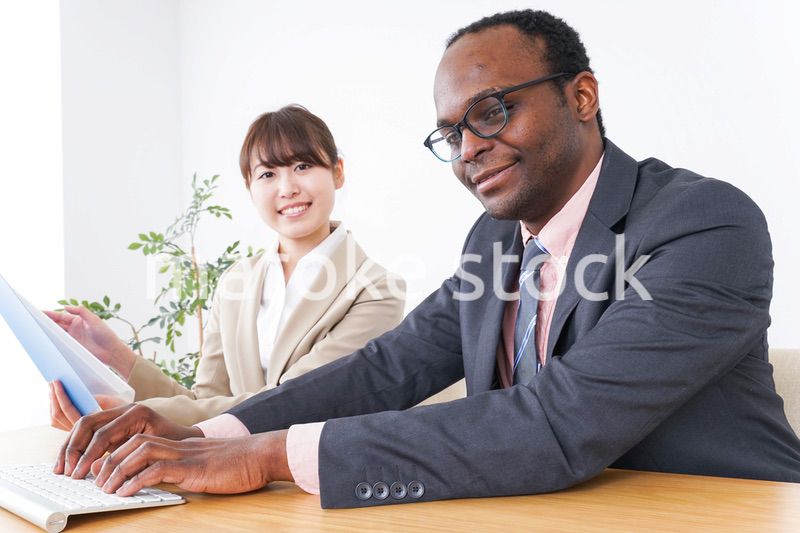 オフィスで働くビジネスパーソン