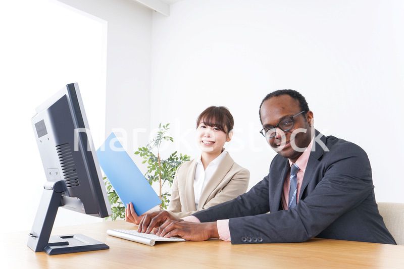 オフィスで働くビジネスパーソン