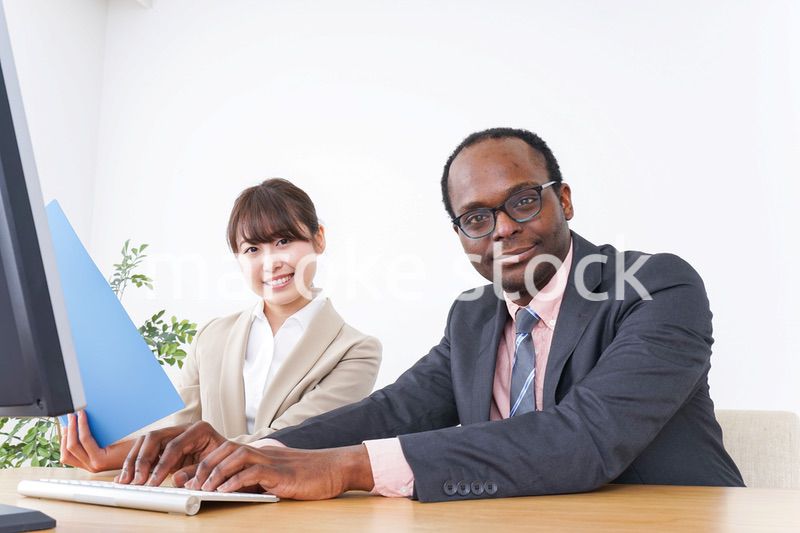 オフィスで働くビジネスパーソン