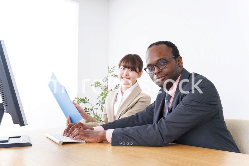 オフィスで働くビジネスパーソン