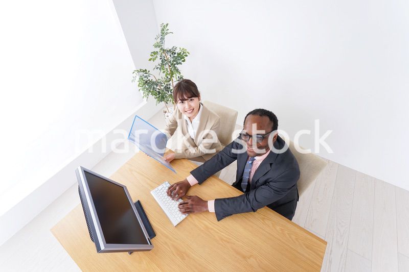 オフィスで働くビジネスパーソン