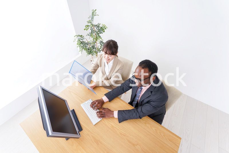 オフィスで働くビジネスパーソン