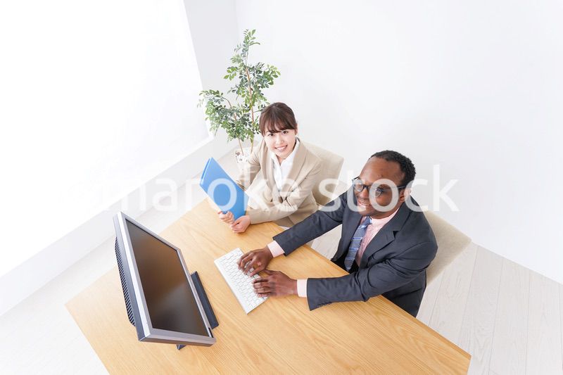 オフィスで働くビジネスパーソン