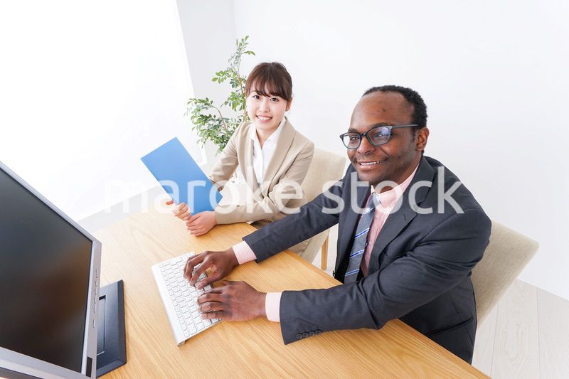 オフィスで働くビジネスパーソン