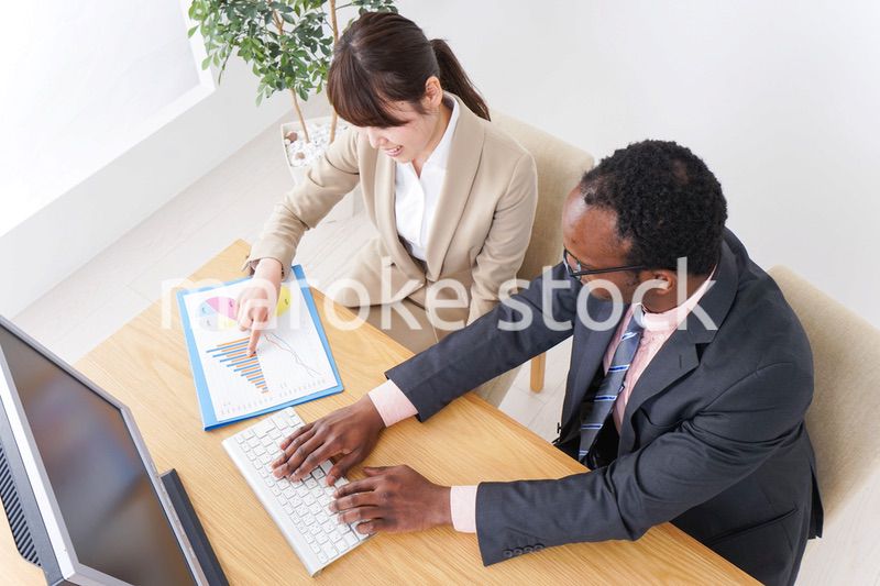 オフィスで働くビジネスパーソン