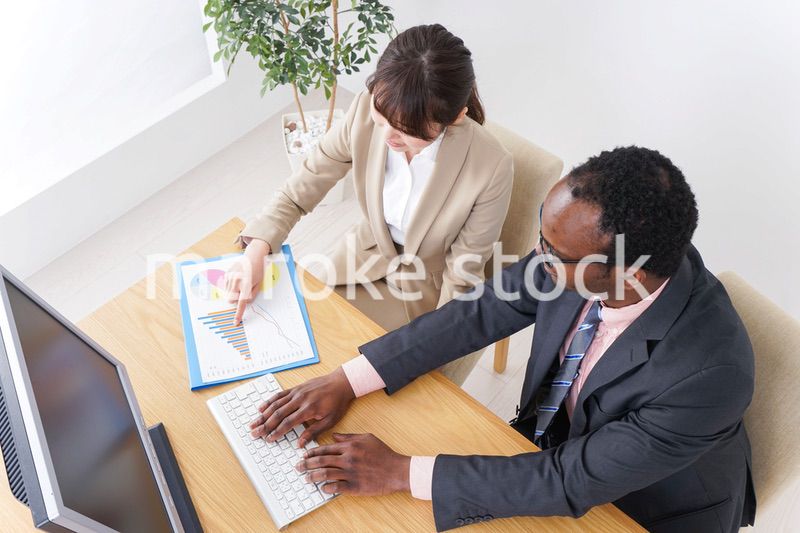 オフィスで働くビジネスパーソン