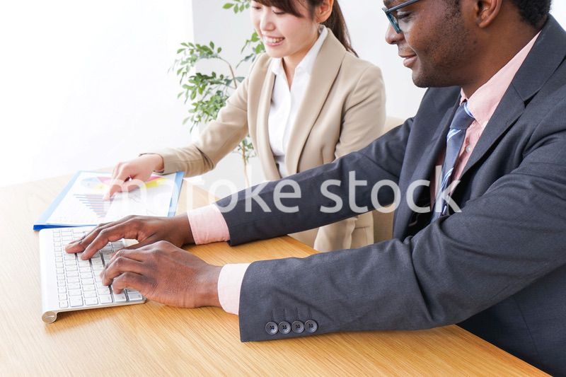 オフィスで働くビジネスパーソン