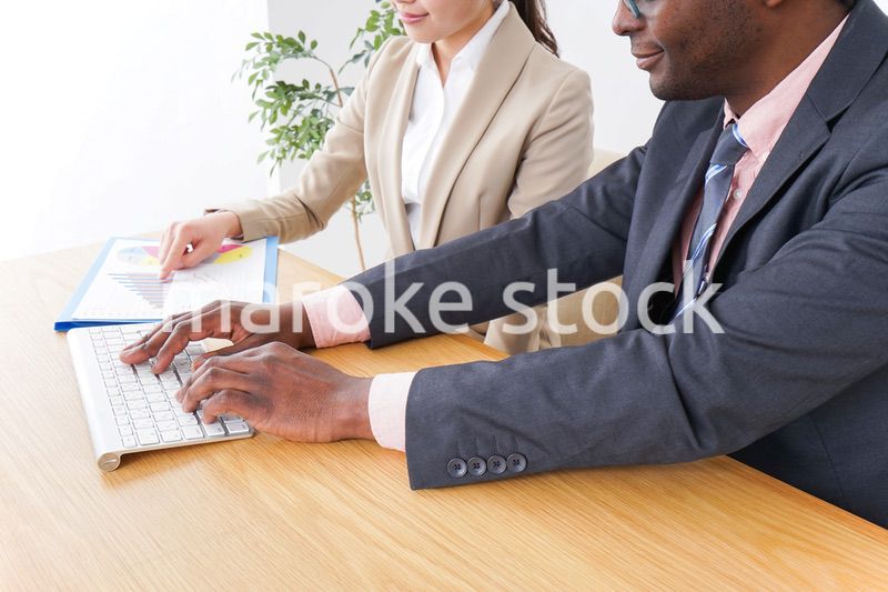 オフィスで働くビジネスパーソン