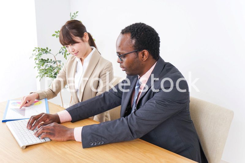 オフィスで働くビジネスパーソン