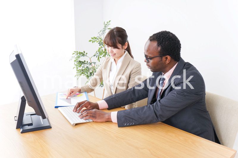 オフィスで働くビジネスパーソン