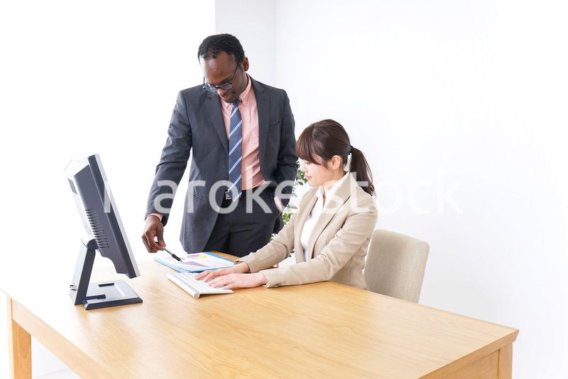 オフィスで働く人々・上司と部下
