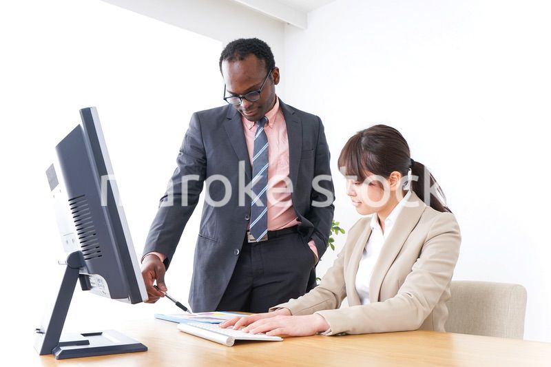 オフィスで働く人々・上司と部下