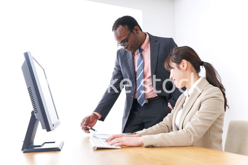 オフィスで働く人々・上司と部下