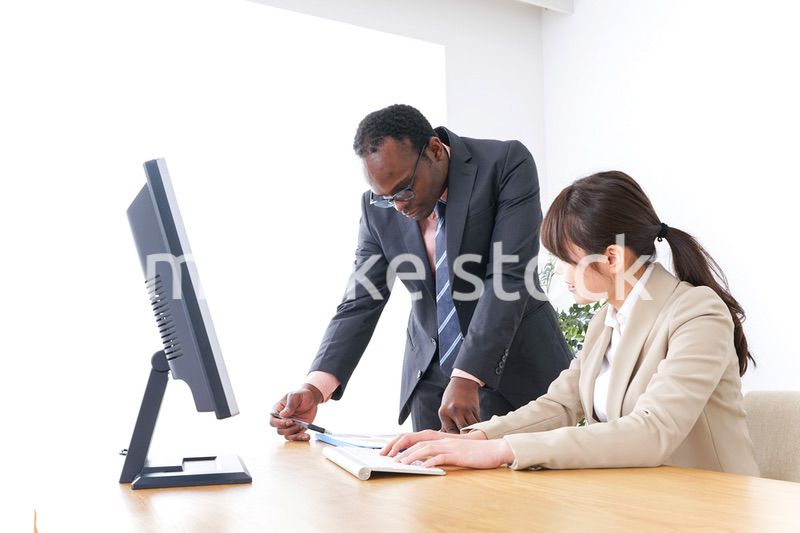 オフィスで働く人々・上司と部下