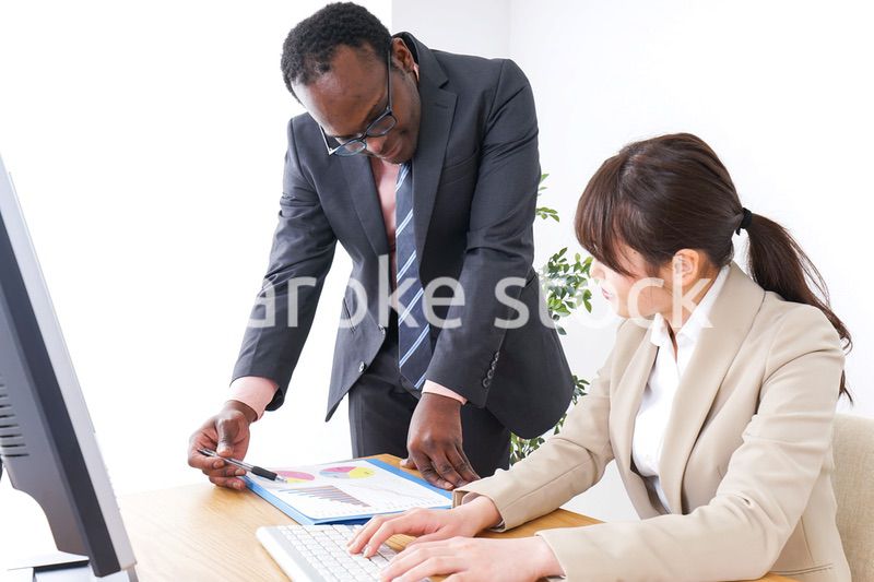オフィスで働く人々・上司と部下