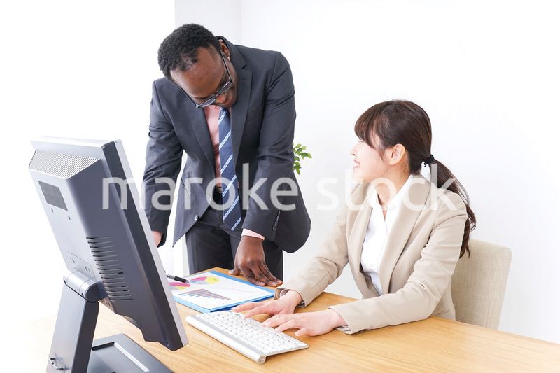 オフィスで働く人々・上司と部下