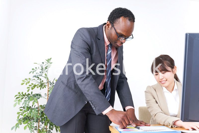 オフィスで働く人々・上司と部下