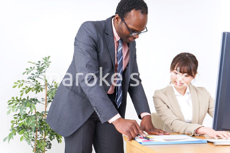オフィスで働く人々・上司と部下