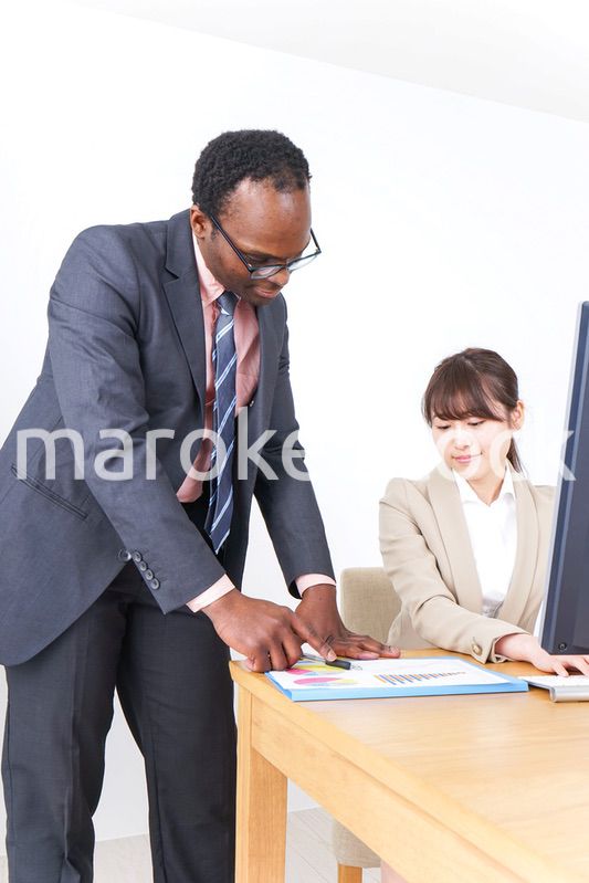 オフィスで働く人々・上司と部下
