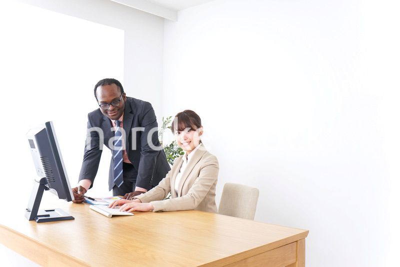 オフィスで働く人々・上司と部下
