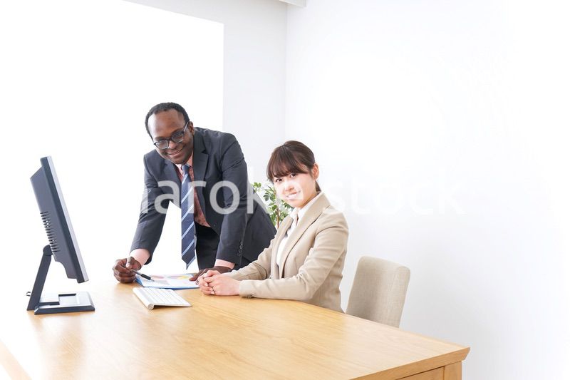 オフィスで働く人々・上司と部下