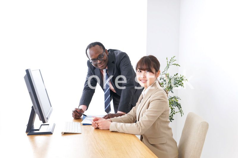 オフィスで働く人々・上司と部下