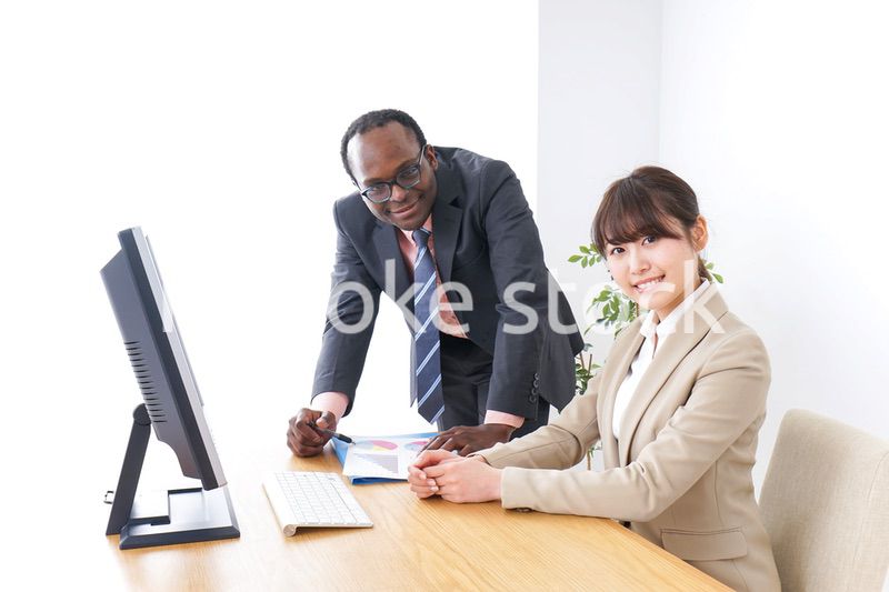 オフィスで働く人々・上司と部下