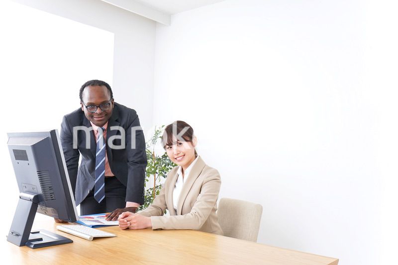 オフィスで働く人々・上司と部下