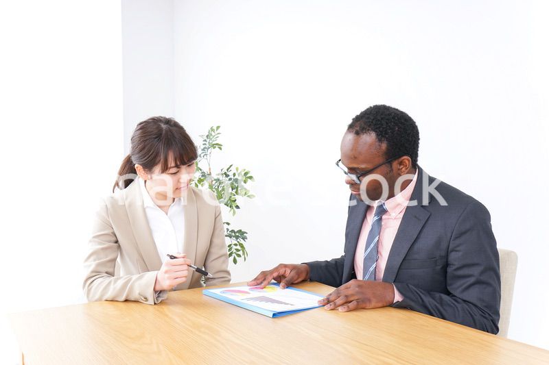 オフィスで会議をするビジネスパーソン