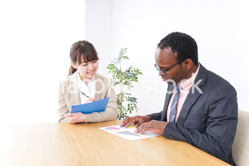 オフィスで会議をするビジネスパーソン