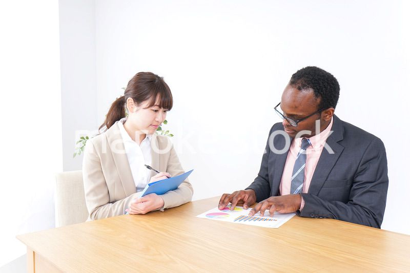 オフィスで会議をするビジネスパーソン