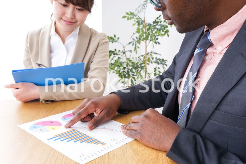 オフィスで会議をするビジネスパーソン