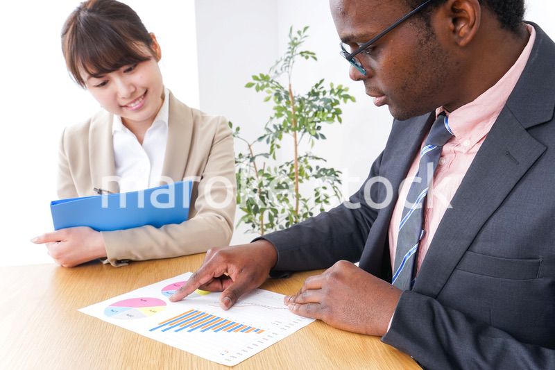 オフィスで会議をするビジネスパーソン