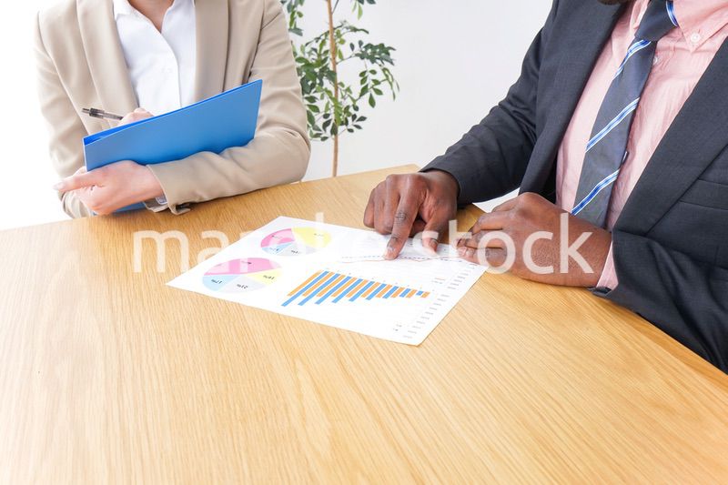 オフィスで会議をするビジネスパーソン