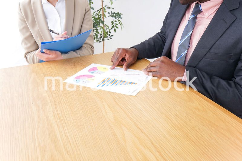 オフィスで会議をするビジネスパーソン