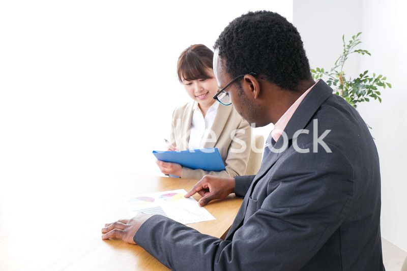 オフィスで会議をするビジネスパーソン