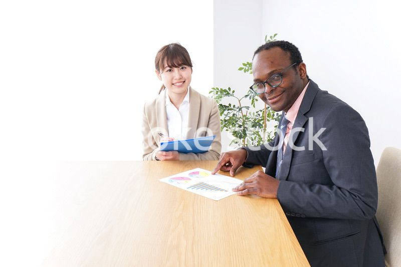 オフィスで会議をするビジネスパーソン