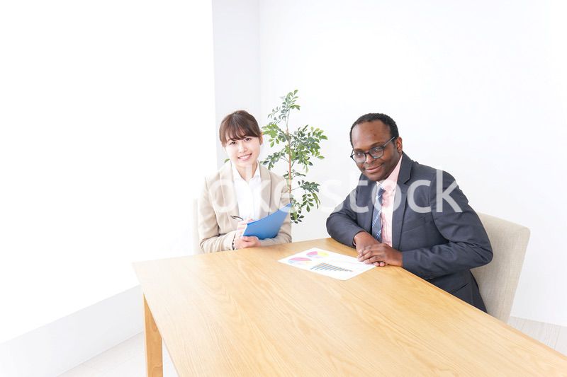 オフィスで会議をするビジネスパーソン