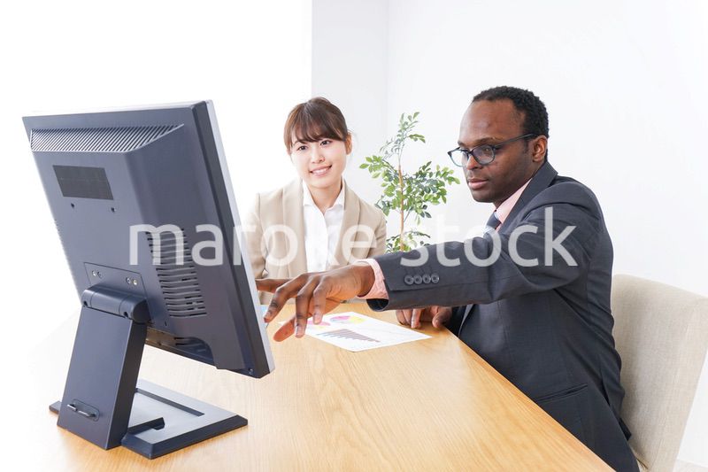 オフィスで働くビジネスパーソン