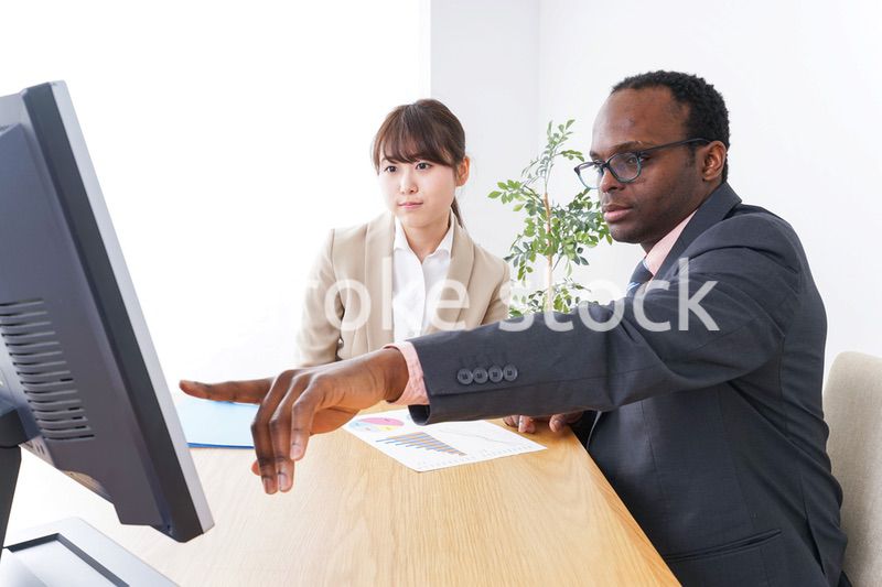 オフィスで働くビジネスパーソン