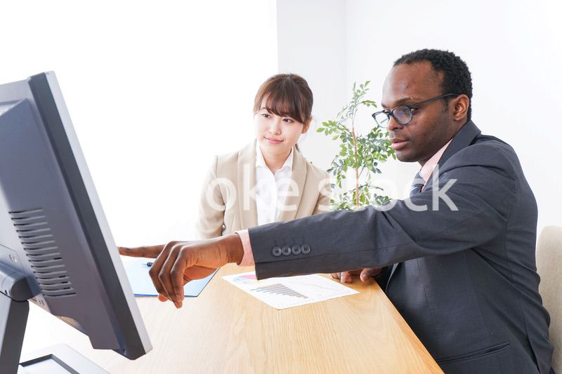 オフィスで働くビジネスパーソン