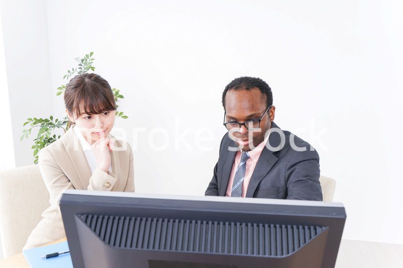 オフィスで働くビジネスパーソン